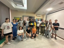 Спільне фото юних рятівників "Школи безпеки" з військовими та організаторами у Дніпрі після тренінгового заняття.