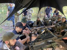 Молодь вивчає поводження зі зброєю