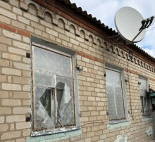 Пошкоджене скло в будинку після ворожого обстрілу