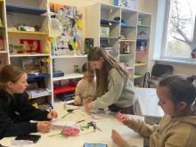 Вихованці Донецького обласного центру туризму та краєзнавства учнівської молоді під час заняття з малювання