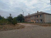 Пошкоджений після ворожого обстрілу двоповерховий будинок