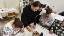 Мешканці беруть участь у майстер-класі з писанкарства
