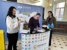 Начальник Покровської міської військової адміністрації Сергій Добряк та представники громади підписують вітальні листи.