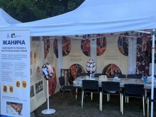 Намет з виставкою «Іканича – відроджена писанка маріупольських греків», всередині стоять столи для майстер-класів та декоративні писанки