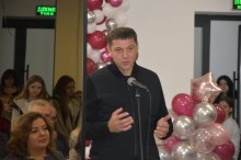Урочисте святкування 70-річчя державного навчального закладу «Бахмутський центр професійно-технічної освіти». Атмосфера на фото урочиста і дружня. Присутні голова громада, педагогічні працівники та інші посадові особи.
