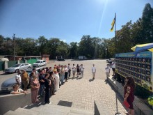 Представники Курахівської громади виконують гімн України