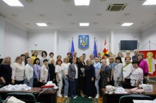 Групове фото учасників Координаційної ради з питань дошкільної освіти в залі з державними прапорами України та Волині