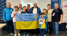 Учасники чемпіонату. Спільне фото. Попереду прапор України.