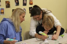 діти створюють 3D малюнки новорічних прикрас