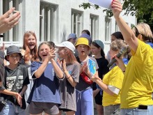 Діти посміхаються та аплодують під час заходів з нагоди Дня Конституції України