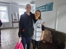 Представниця Донецької облдержадміністрації із звільненим з полону українцем