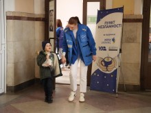 Представниця "Проліски" веде дитину до пункту незламності