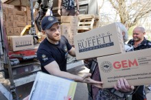 Представники Благодійної організації Благодійного фонду «GLOBAL EMPOWERMENT MISSION» GEM на постійній основі забезпечують мешканців Донеччини продуктовими наборами та питною водою, самостійно доставляючи допомогу у найвіддаленіші куточки області