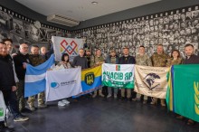 Спільне фото, попереду тримають прапори громад.