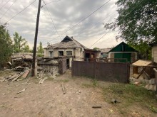 Пошкоджений будинок та гносподарські споруди