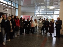 Відвідувачі виставки творчих робіт студентів у фойе Черкаського державного технологічного університету