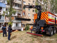 Спецтехніка забирає нерозірвану бомбу біля багатоповерхівки