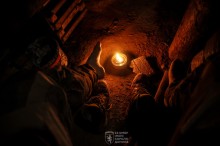 Саморобна свічка, військові гріють ноги. Дія в окопі.