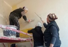 Майбутні маляри-штукатури, здобувачі освіти Лиманського професійно-технічного училища, під час виробничої практики