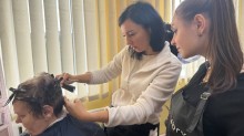 Майбутні перукарі - студенти Краматорського центру професійно-технічної освіти  під час виробничого навчання