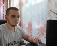Чоловік з ноутбуком бере участь у засіданні комісії