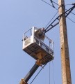 Співробітник ДТЕК ремонтує електроопору