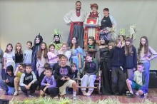 Спільне фото акторів у театральних костюмах та глядачів на сцені