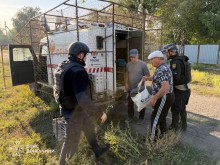 Люди вантажать речі до евакуаційного автомобіля групи "Фенікс"