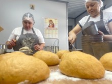 Жінки готують хліб