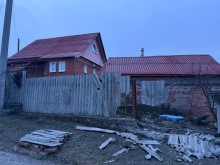 Зруйнований будинок після ворожого обстрілу