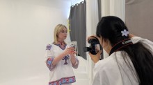 Фотограф знімає крупний план блондинки, яка тримає келих
