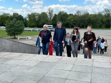 Представники Донеччини долучилися до церемонії покладання квітів до Меморіалу жертвам Голодомору та політичних репресій у місті Дніпро.