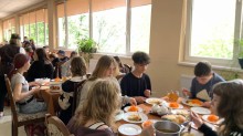Діти в їдальні обідають