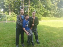 Учні Краматорського ВПУ відпрацьовують рятування постраждалого під час надзвичайних ситуацій. Відбувається транспортування потерпілого підручними засобами.