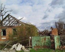 Покрівля будинку та двір, зруйновані російськими агресорами.