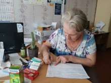 Жінка отримує ліки на гуманітарну допомогу