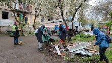 Добровольці допомагають прибирати наслідки ворожого обстрілу