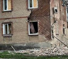 Пошкоджений будинок після ворожого обстрілу