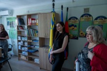 Керівниця апарату облдержадміністрації Олександра Журавель та директорка департаменту соціального захисту населення облдержадміністрації Олена Токарева у гуманітарному хабі