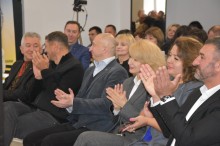 Урочисте святкування 70-річчя державного навчального закладу «Бахмутський центр професійно-технічної освіти». Атмосфера на фото урочиста і дружня. Присутні голова громада, педагогічні працівники та інші посадові особи.
