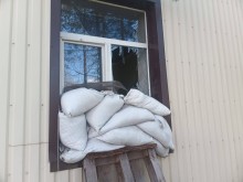 Мішки закривають розбите вікно