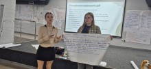Молодіжні працівники презентують результати групової роботи під час тренінгу.