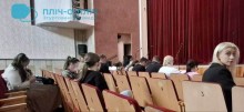 Глядачі в залі чекають на виставу