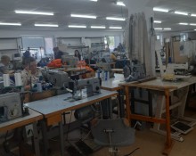 Цех швейної фабрики «ТРІО» на Закарпатті зсередини та працівники підприємства.