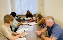 Маргарита Ідрісова, заступниця начальника Покровської МВА, проводить нараду. Учасники наради уважно слухають та записують у блокноти.