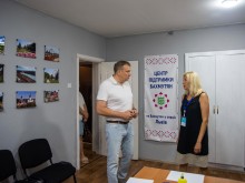 ⁠⁠Заступник голови Донецької ОДА Олександр Шевченко розмовляє з працівницею осередку «З Бахмутом у серці. Львів»