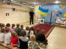 Рятувальник Донеччини проводить урок мінної безпеки для дітей дошкільного віку