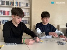 Учасники проєкту "Пліч-о-пліч", діти та педагоги, під час виготовлення ляльок-мотанок