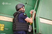 Офіцер-рятувальник перевіряє стан техніки