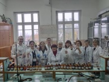 Учасники тренінгу з різних регіонів України під час практичного заняття в лабораторії Чернівецького національного університету імені Юрія Федьковича